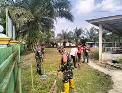 Satgas TMMD Ke-129 Bersama Damkar dan Warga Gelar Karya Bakti Bersihkan Fasilitas Umum di Desa Tanjung Agung