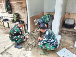 Satgas TMMD Ke-129 Pasang Keramik Tempat Wudhu dan MCK Langgar Nurul Fajri, Utamakan Kenyamanan Jamaah