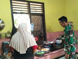 Satgas TMMD Ke-129 Bantu Orang Tua Asuh Memasak, Kebersamaan TNI dan Warga Kian Erat