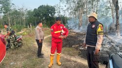 Polisi dan Manggala Agni Jibaku Padamkan Karhutla di Kebun Karet Teluk Beringin
